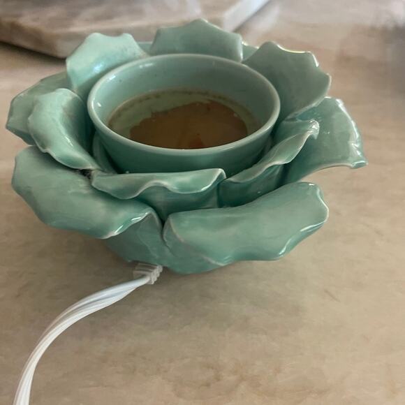 Scentsy petal green element wax warmer - Picture 9 of 11